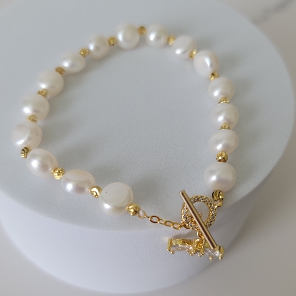 Freshwater Pearl Bracelet with Bee Charm - Picture 3 of 7